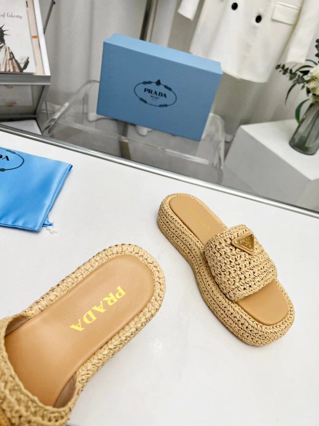Prada Slippers Women(AAA)-011