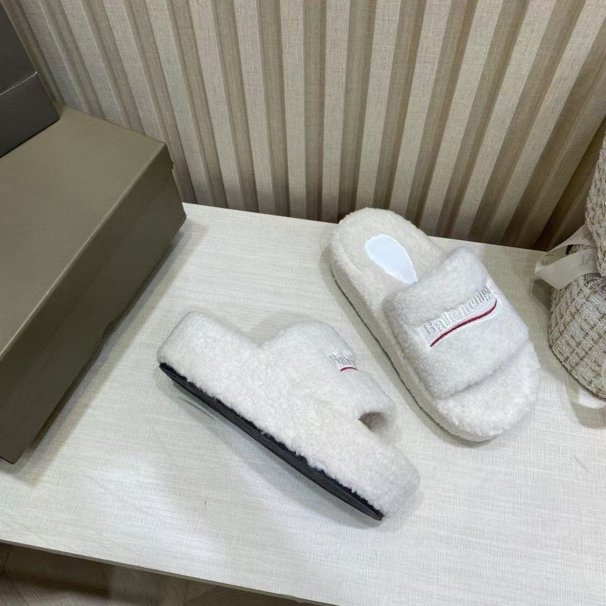 Balenciaga Slippers Women(AAA)-006