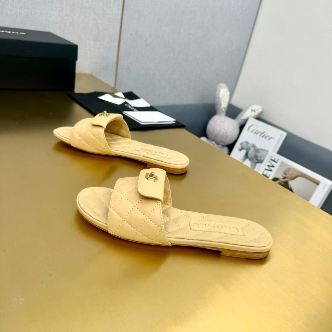Chanel Slippers Women(AAA)-011