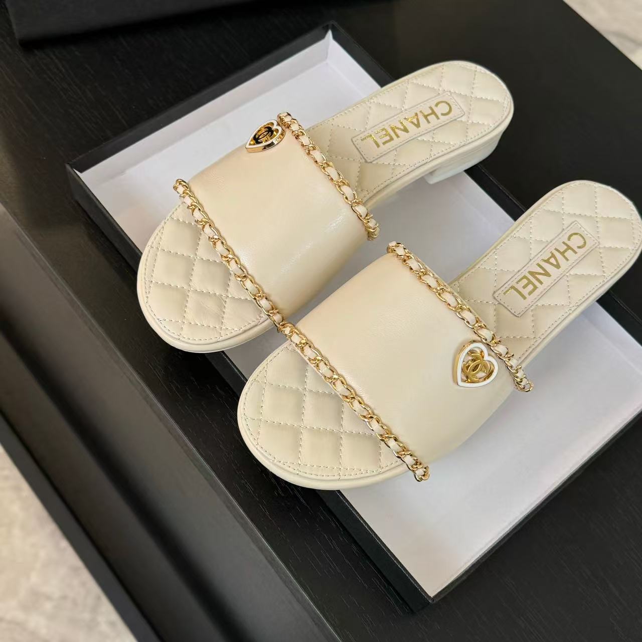 Chanel Slippers Women(AAA)-020
