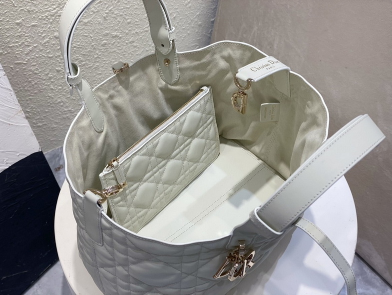 Dior Handbags AAA(Women)-472