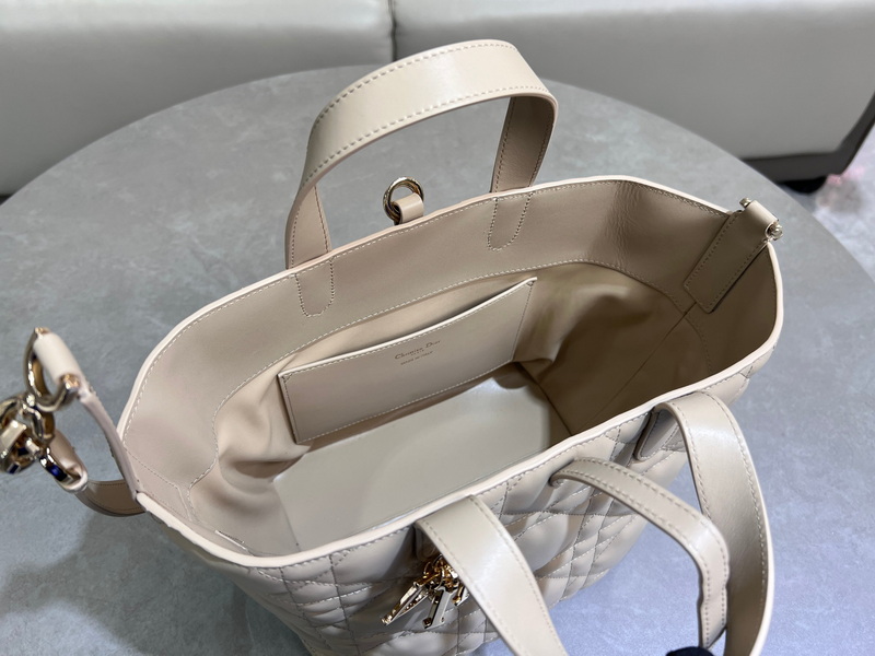 Dior Handbags AAA(Women)-538