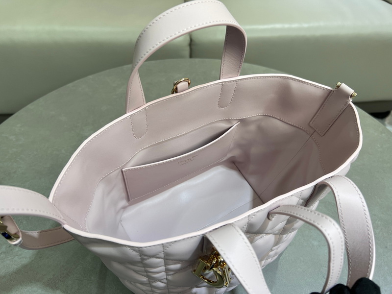 Dior Handbags AAA(Women)-539