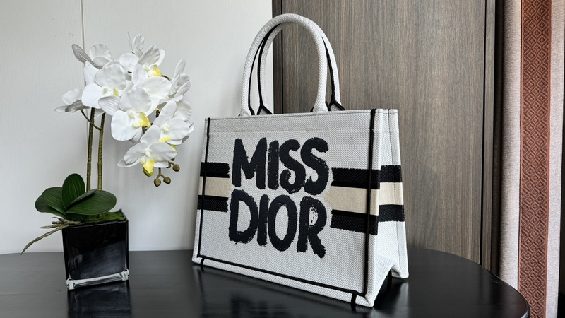 Dior Handbags AAA(Women)-643