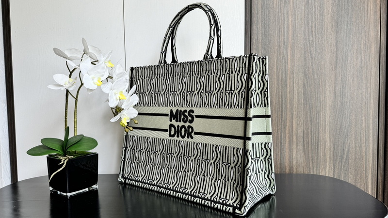 Dior Handbags AAA(Women)-645