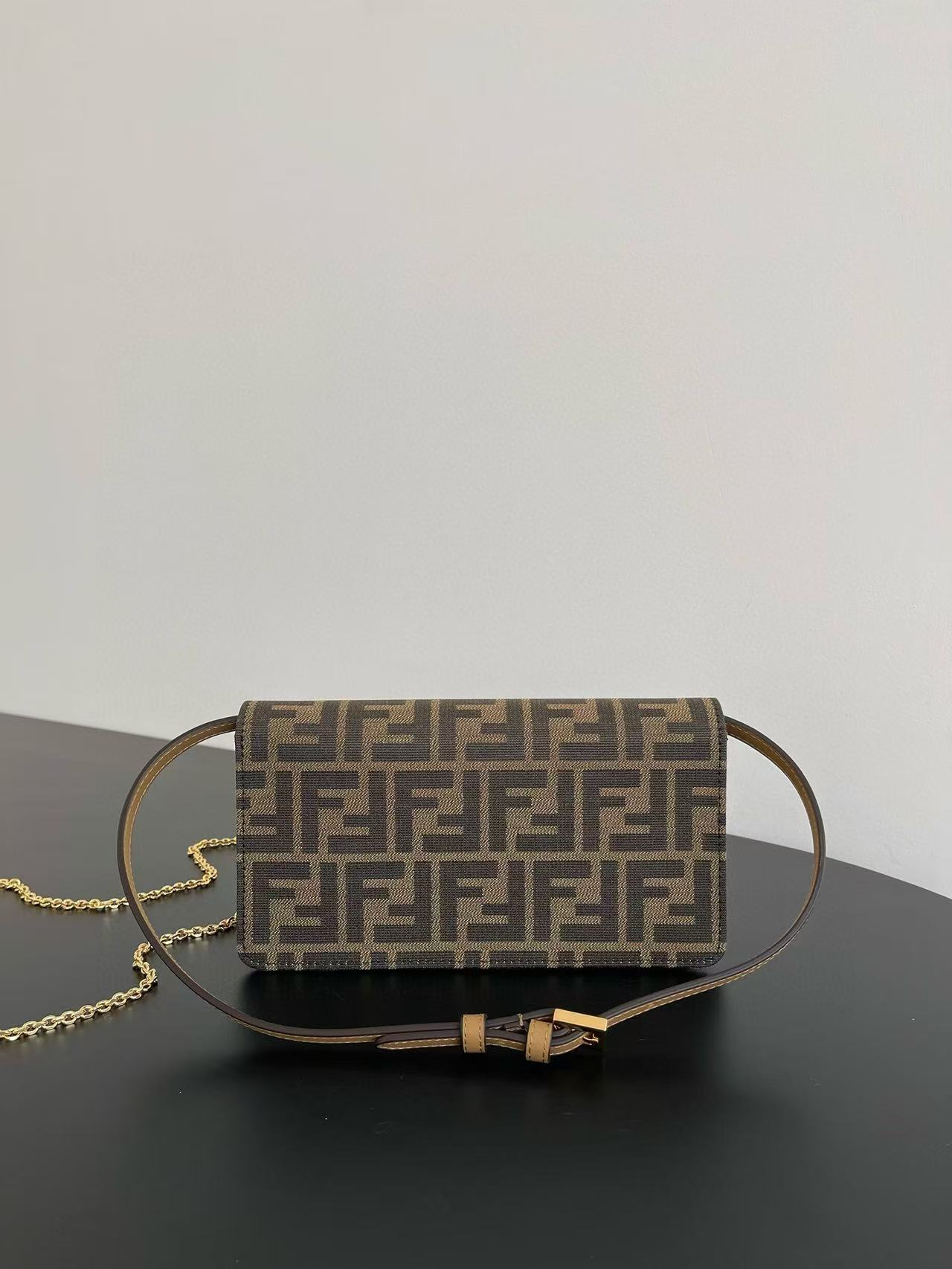 Fendi Handbags AAA(Women)-014