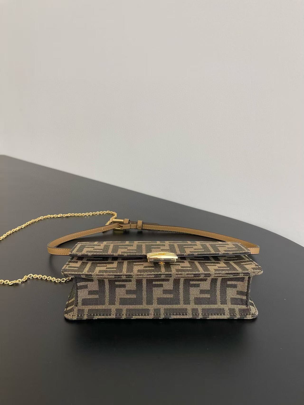 Fendi Handbags AAA(Women)-014